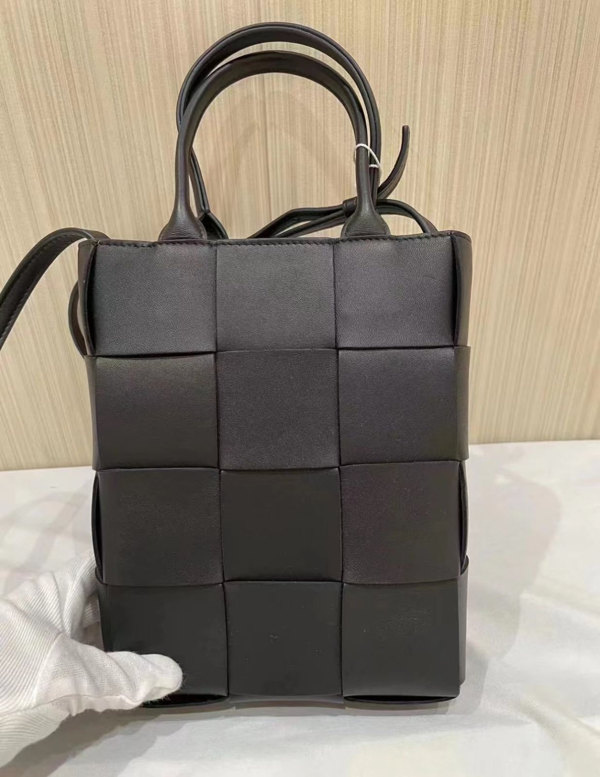 大人気！BOTTEGA VENETA MINI アルコ トートバッグ 黒です