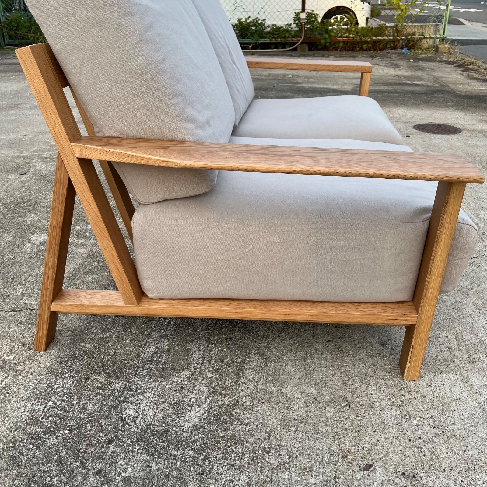 展示品　無印　オーク材　2人掛けソファ　ラブソファ　北欧　モダン　カフェ 人気の無印良品(MUJI)のオーク材 2人掛けソファーです♪板と脚で