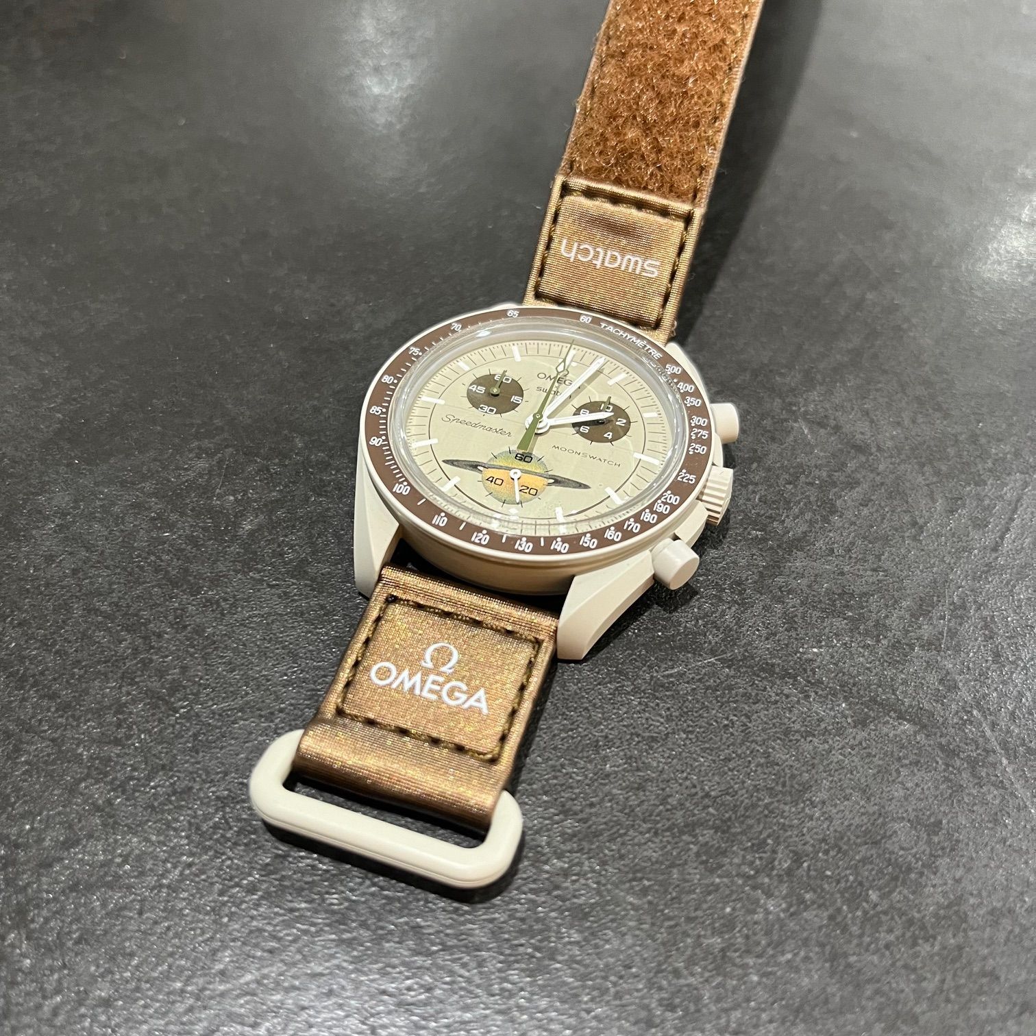 OMEGA Swatch MISSION TO SATURN コラボ ミッショントゥサターン 腕時計スウォッチ オメガ SO33T100 ベージュ  80134A2 - メルカリ