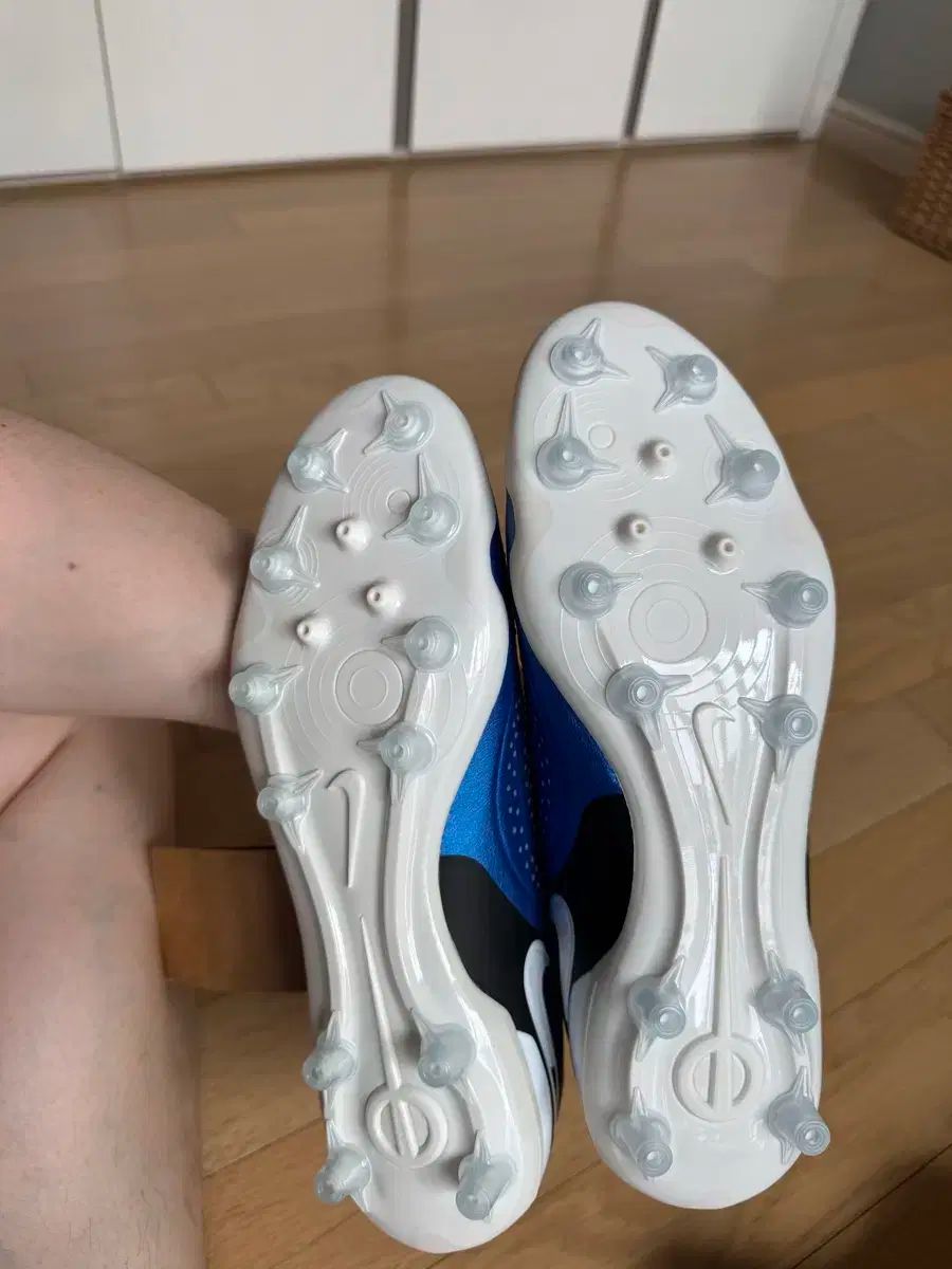 NIKE