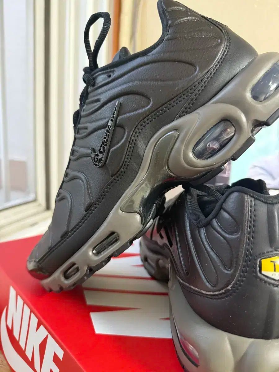 NIKE
