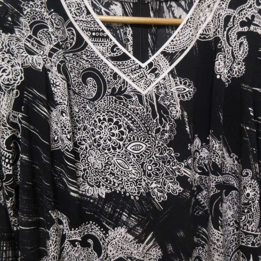 美品 Leonard レオナール ペイズリープリント カンカンストレッチ V