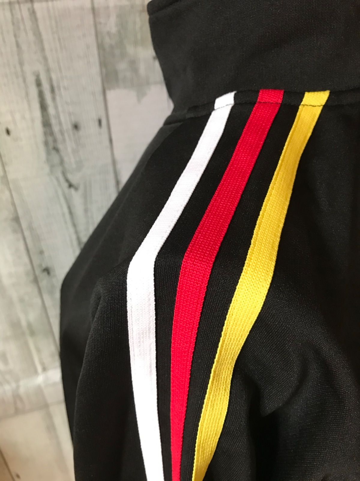 adidas トラックジャケット ジャージ 黒 サイズL 赤 黄 白ライン