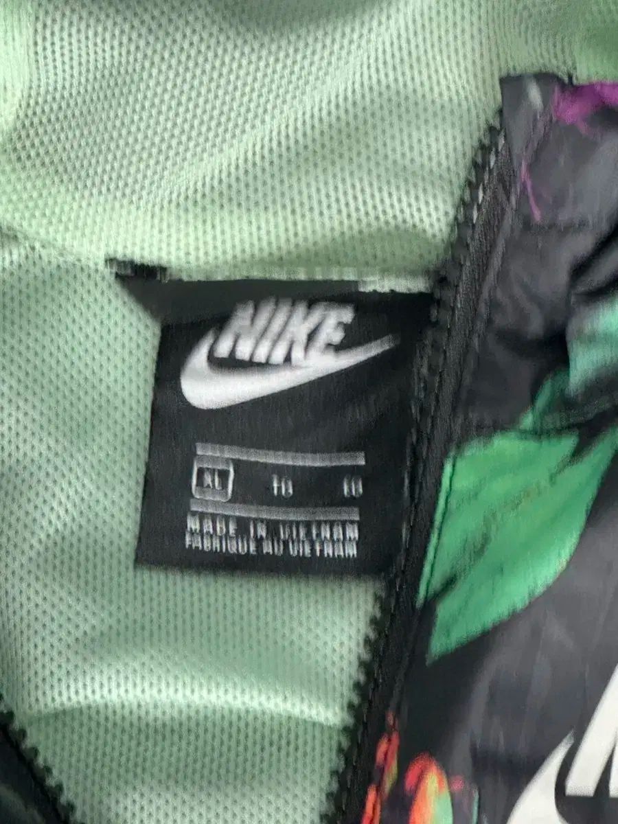 新品未使用 NIKE フラワープリント ウィンドブレーカー　総柄 2025年最新】NIKE 柄・デザイン：花柄 その他の人気アイテム