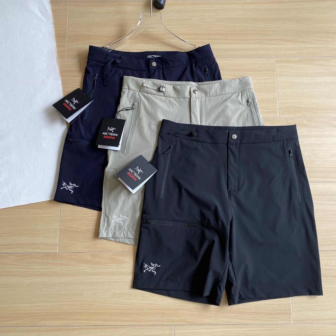 夏におすすめのショートパンツは、ARC'TERYX（アークテリクス）の「始祖鳥 GAMMA LIGHTWEIGHT SHORT 9」です。男性向けの3色展開、ソフトシェル素材で速乾性のあるショートパンツです。