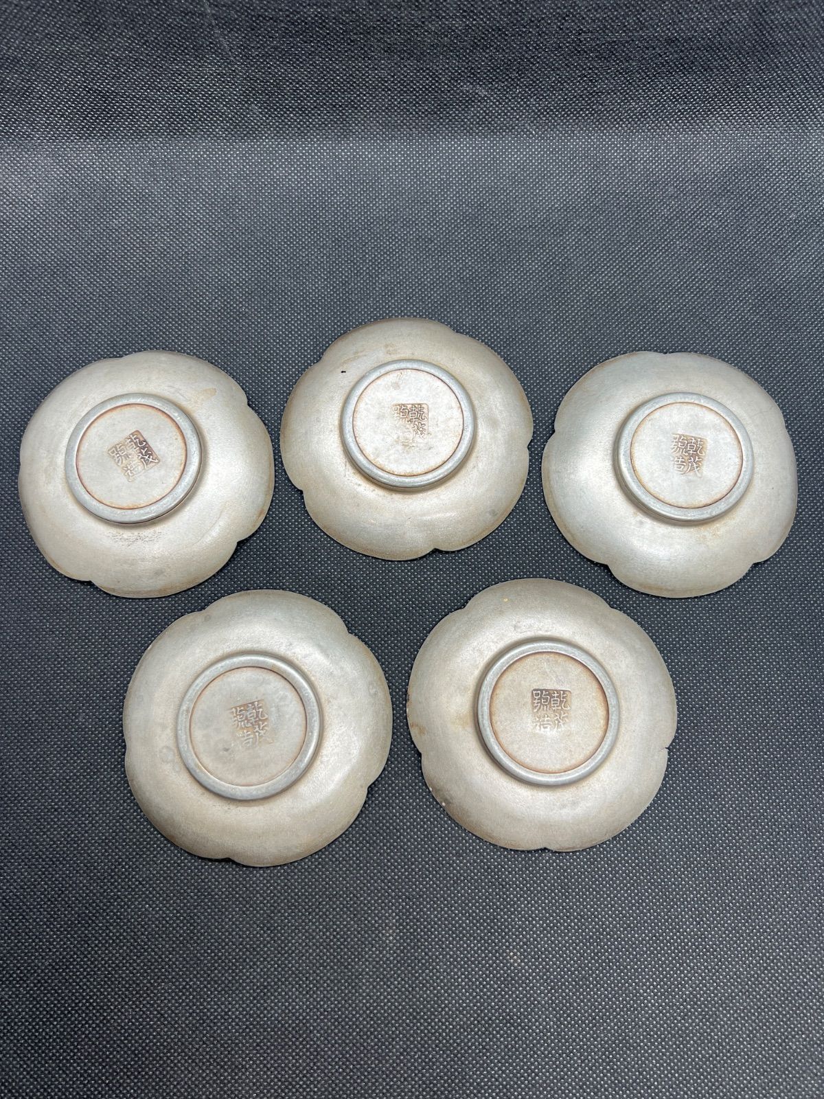 中国茶器 時代唐物 乾茂號造 錫制葵口梅、蘭、竹、菊、松図老茶托 5客