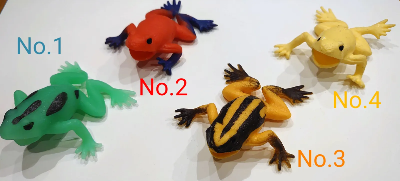 イグアナ＆co. 9体 イグアナやトカゲが全22種！光る、色が変わるといったギミックが