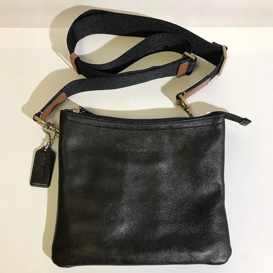 COACH コーチ ショルダーバッグ  斜め掛け 肩掛け ストラップ調節 ロゴ型押し レザー ブラック メンズ レディース