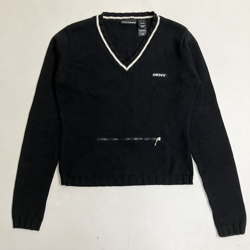 ◇ DKNY ダナキャラン ニット JEANS Vネック ショート丈 ワンポイント 