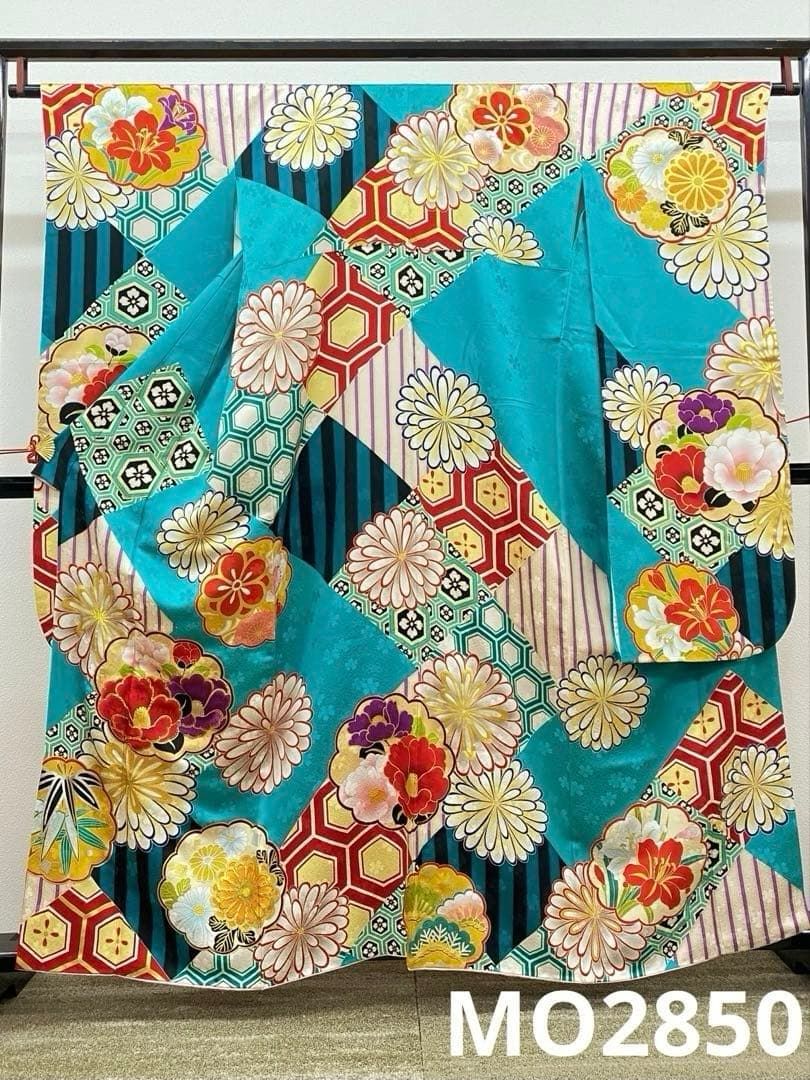 ブランド振袖 Barbie 豪華 刺繍 金彩 紋意匠 身丈155cm 撥水加工済