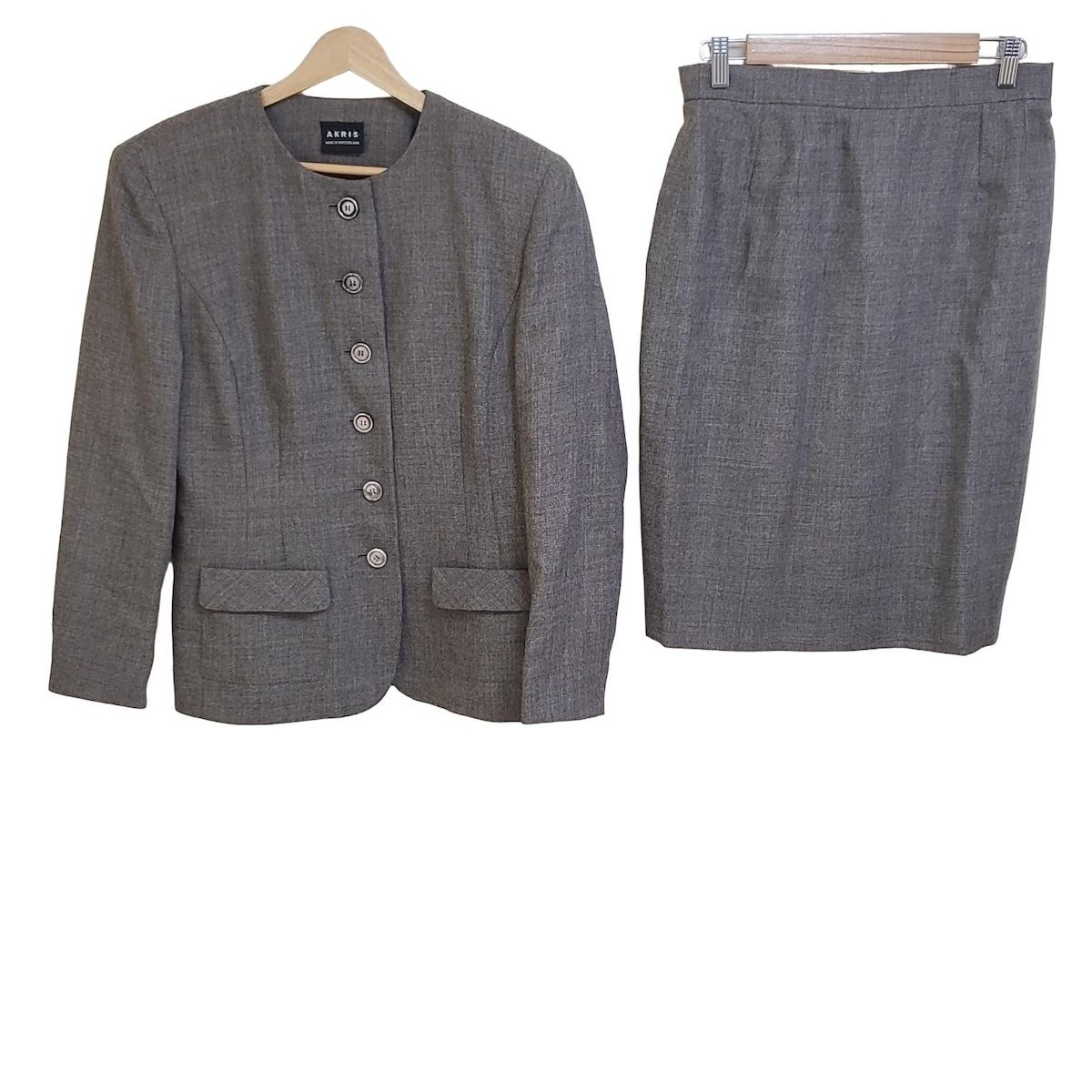 AKRIS アクリス スカートスーツ レディース - グレー 肩パッド