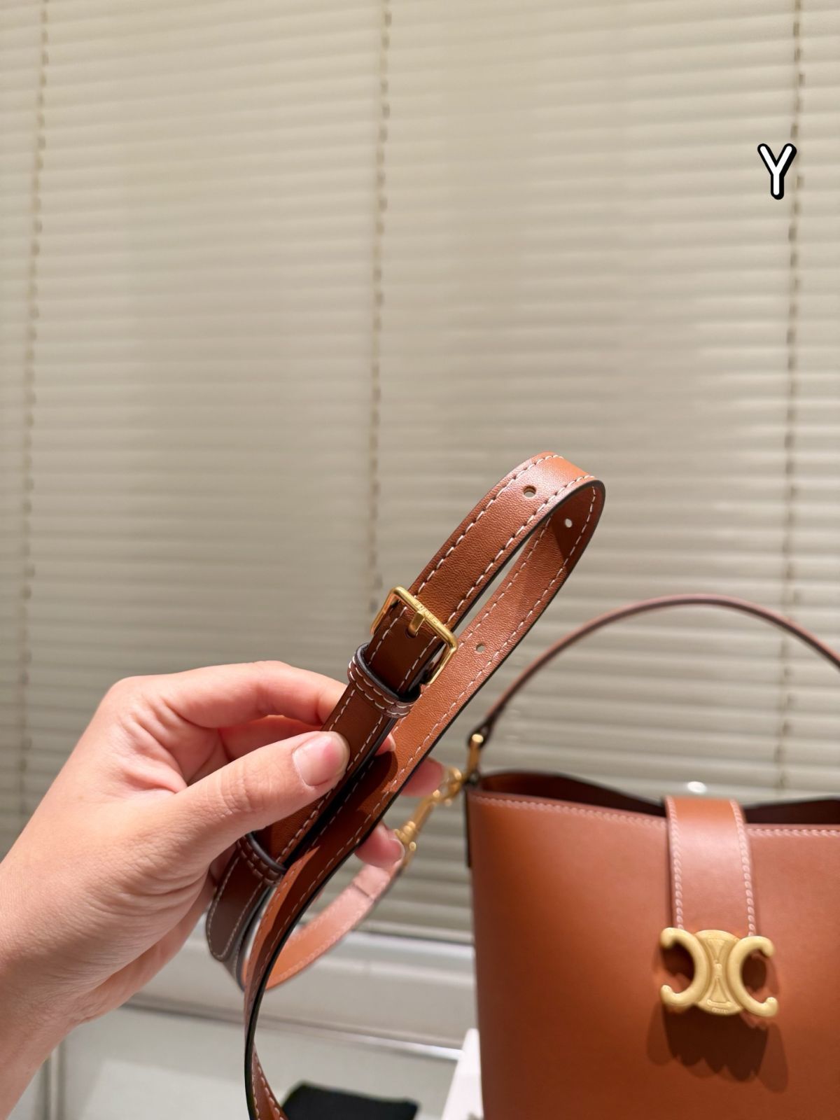 【原価ぶっ壊し割引】トリオンフ レザー バケットバッグ 今日特価】CELINE TRIOMPHE トリオンフ バケットバッグ 24-WTO