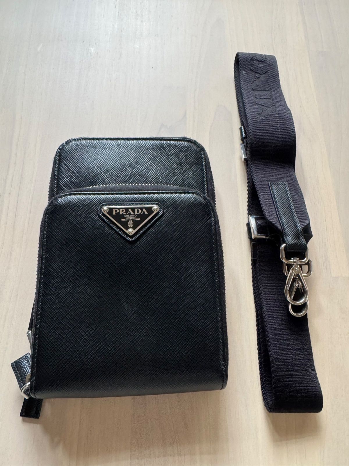 極美品】プラダ バッグチャーム イヤホンケース 三角ロゴ サフィアーノ