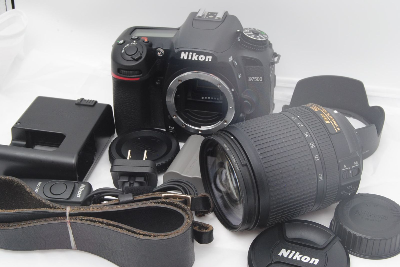 9748ショット！新品級 ☆ Nikon D7500 18-140VR レンズキット 