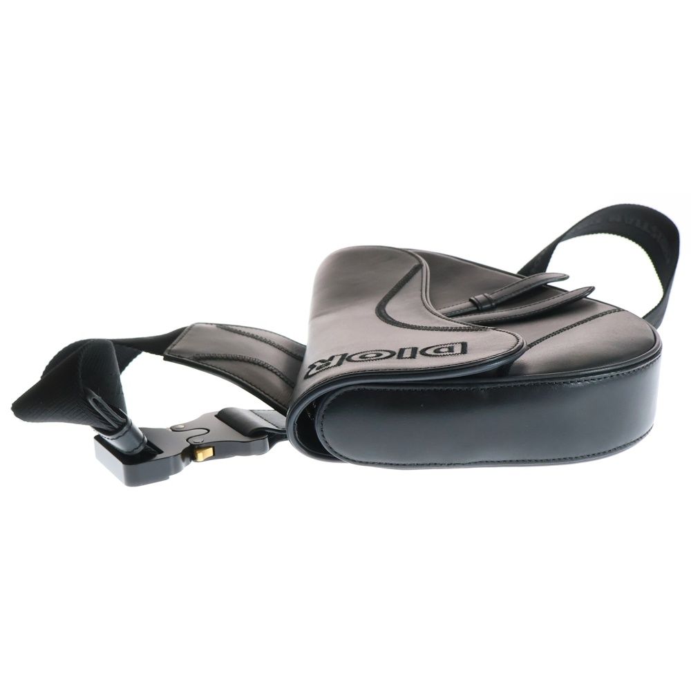 サドルバッグ コブラバックルロゴ刺繍レザーボディバッグ