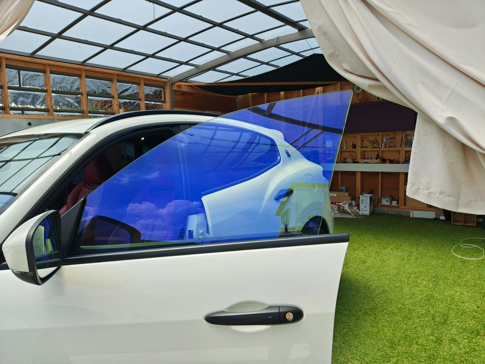 ハイエース200系フロントガラス フロント両サイドセットピュアゴース トカット済みカーフィルム