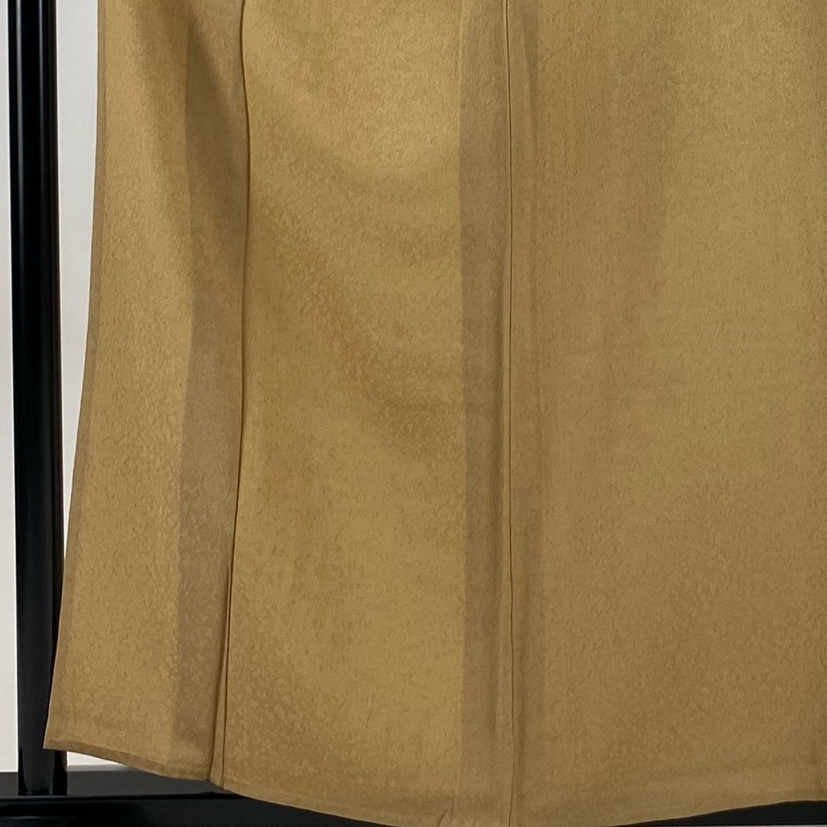 色無地 身丈157cm 裄丈65cm M 単衣 落款 地紋 薄茶色 正絹 秀品 一つ紋