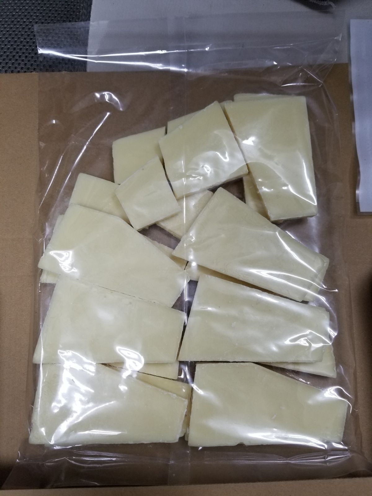 ホワイトチョコレート　クーベルチョコのおまけつき