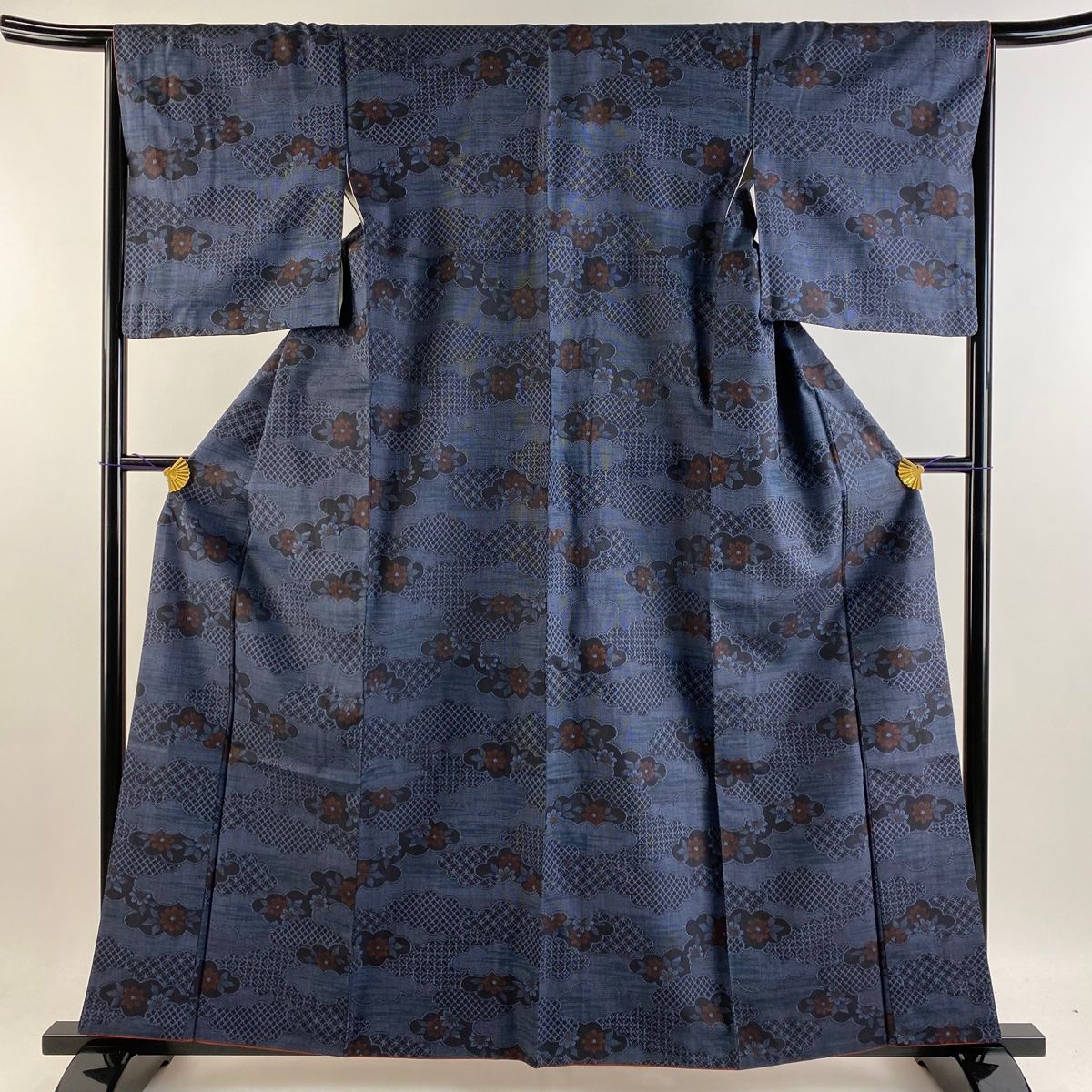 紬 身丈159.5cm 裄丈66cm M 袷 草花 雲文 紺色 正絹 優品 【中古】