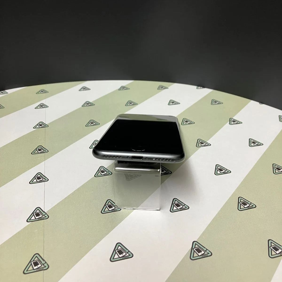 iPhone 8_64GB_スペースグレイ - メルカリ