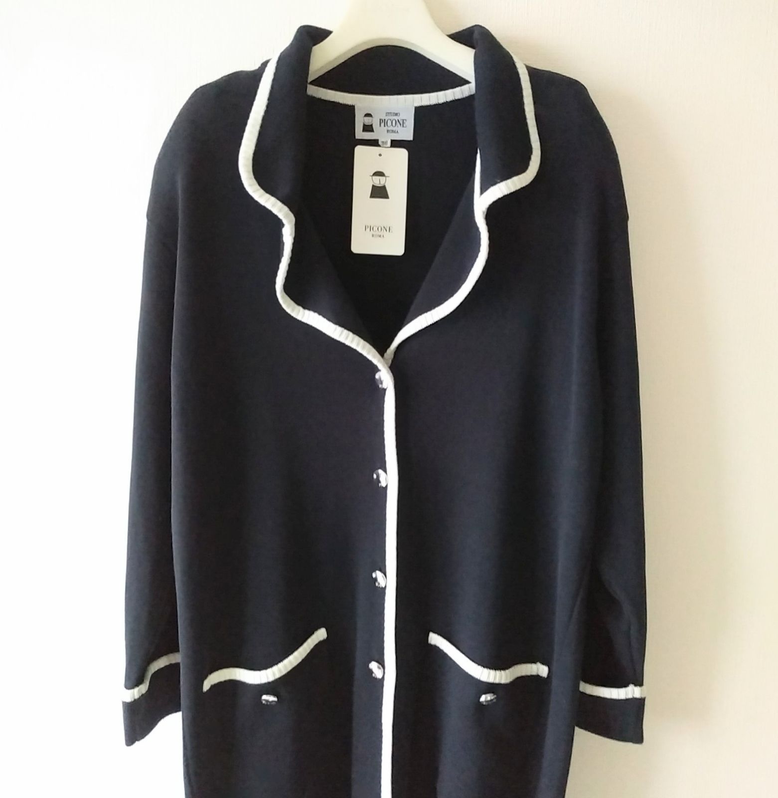 文字ロゴ-ラインストーンボタン付き ニットカーディガン