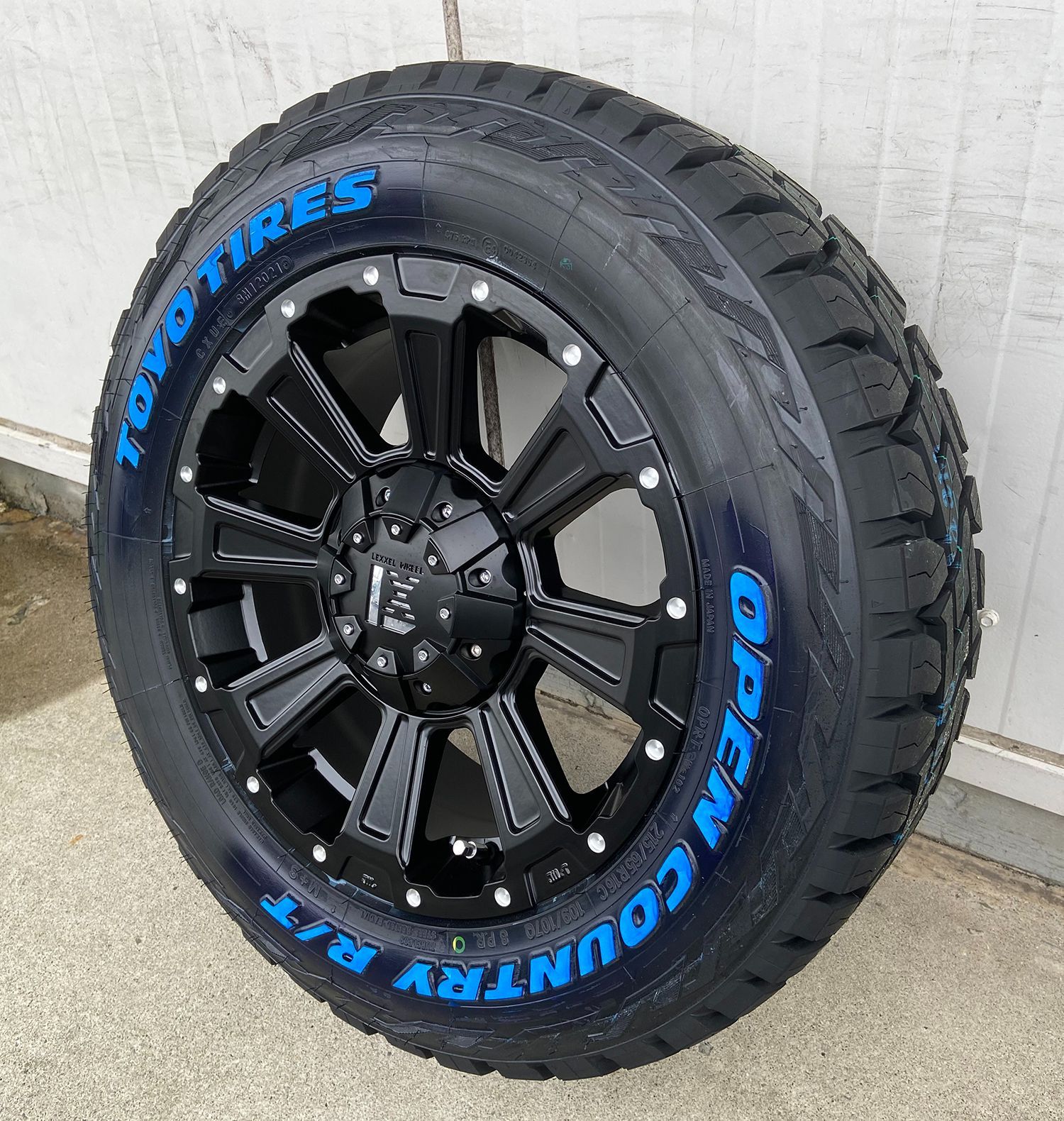 215/65R16 LEXXEL DeathRock レクセル デスロック 200系ハイエース レジアスエース タイヤホイールセット 16インチ TOYO  トーヨータイヤ オープンカントリー RT ホワイトレター 車検対応/バン適合規格 大人気セット - メルカリ