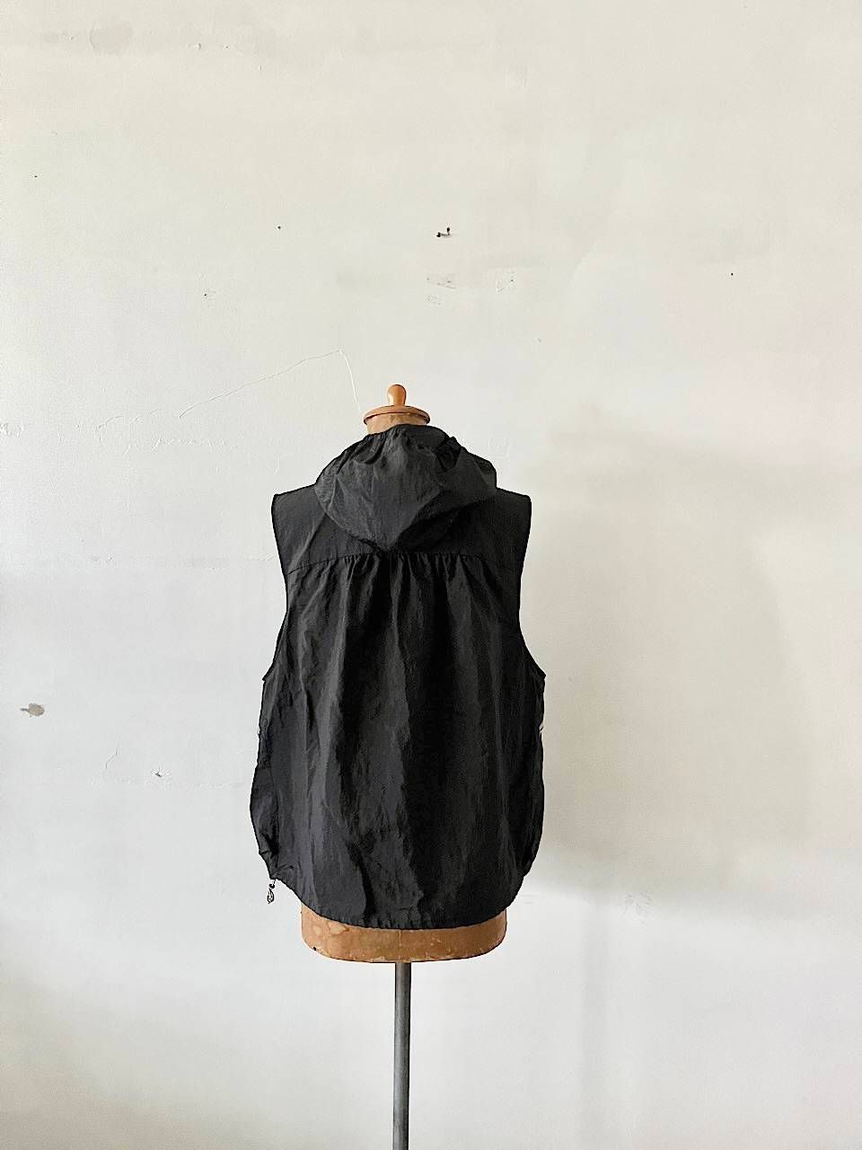 美品】ROUGE VIFナイロンベスト透明ファスナーフード付き