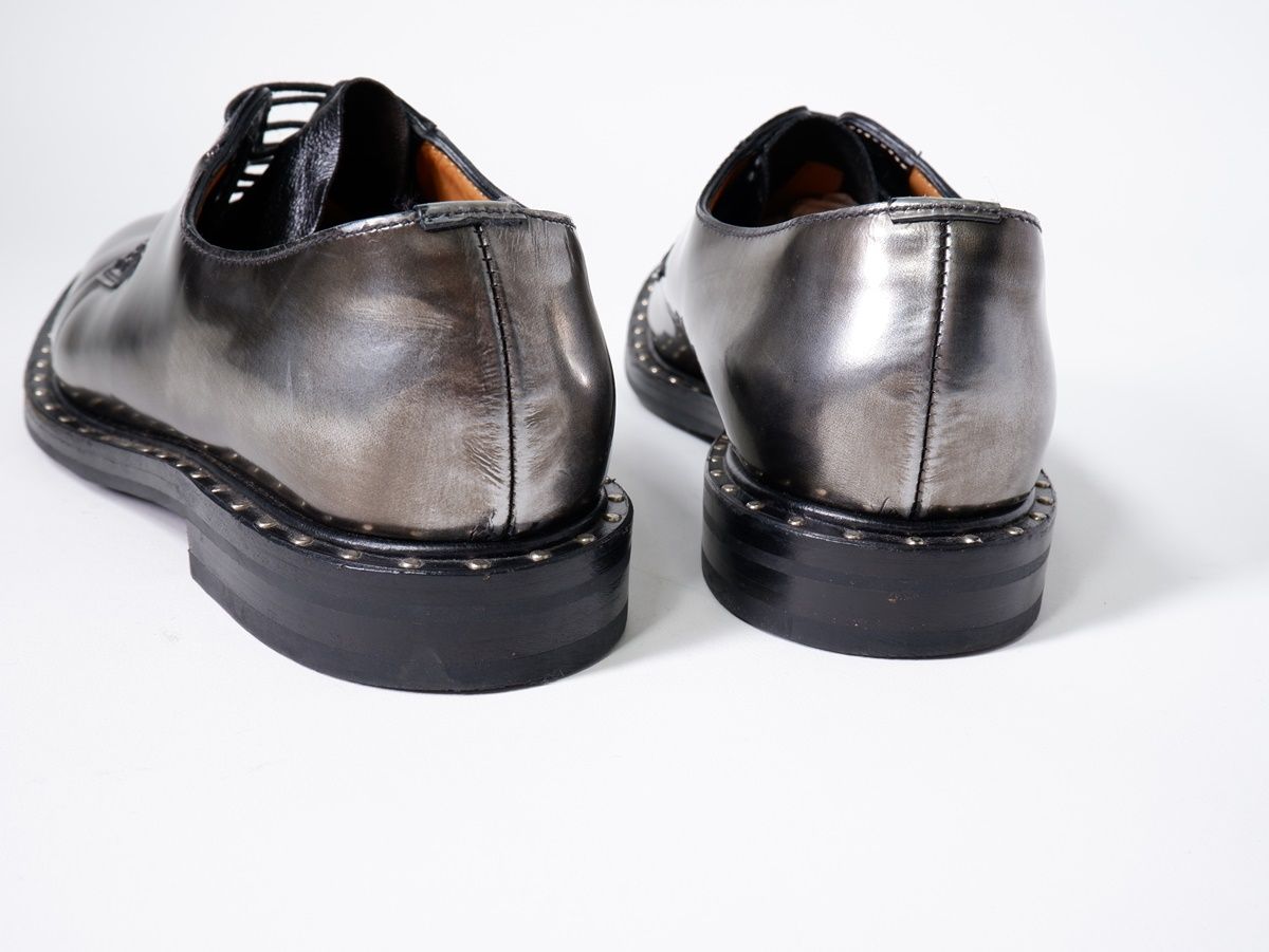 スタッズ メタリックプレーントゥシューズ