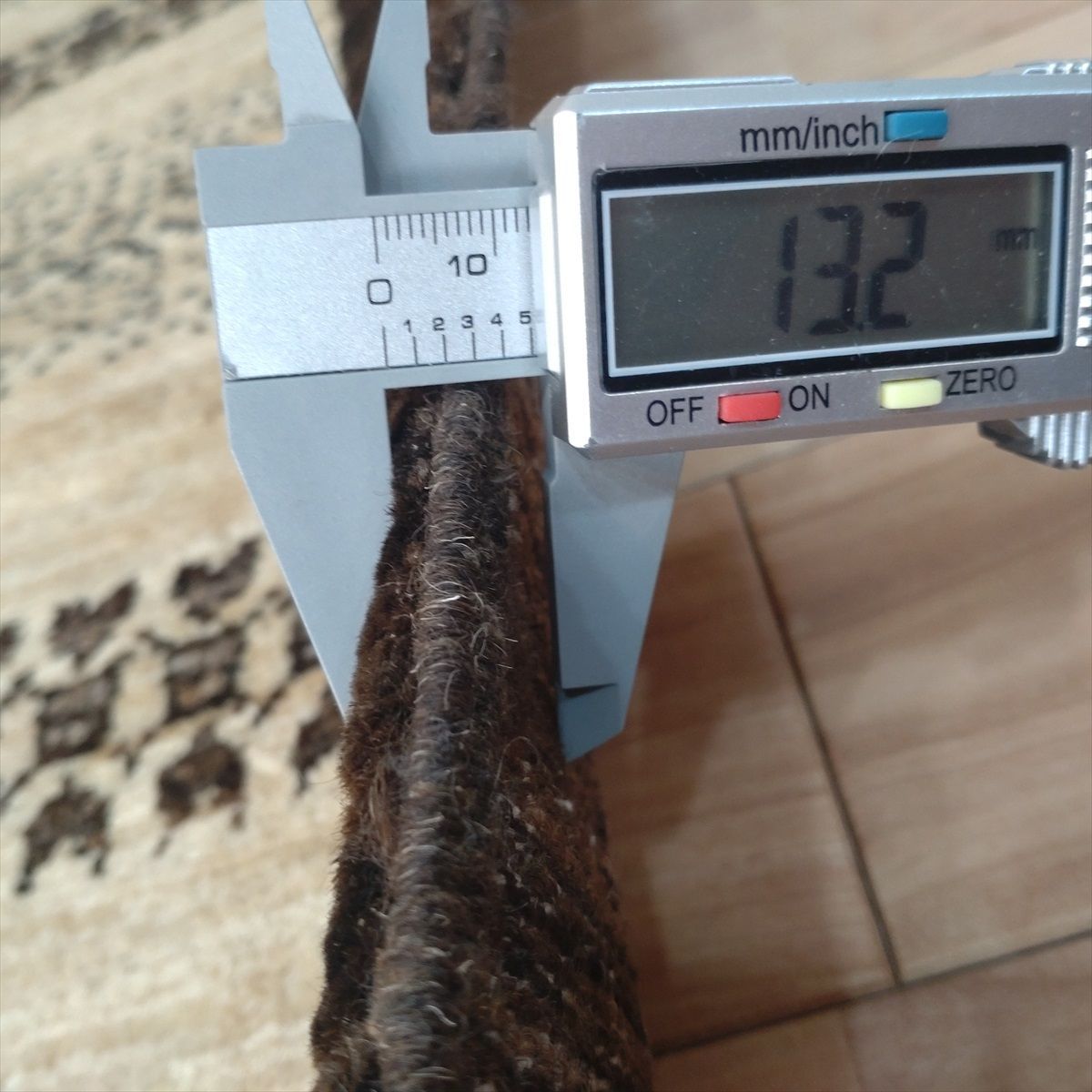 アウトレット：新品&良品】天然無染手織りラグ　夏は涼しく冬は暖かい天然ラグ 無染めのウール　260x197cm P251