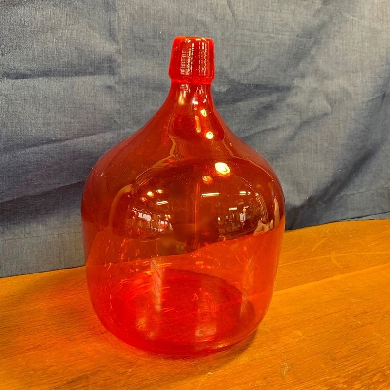 赤いガラス製ボトル 彫刻模様
