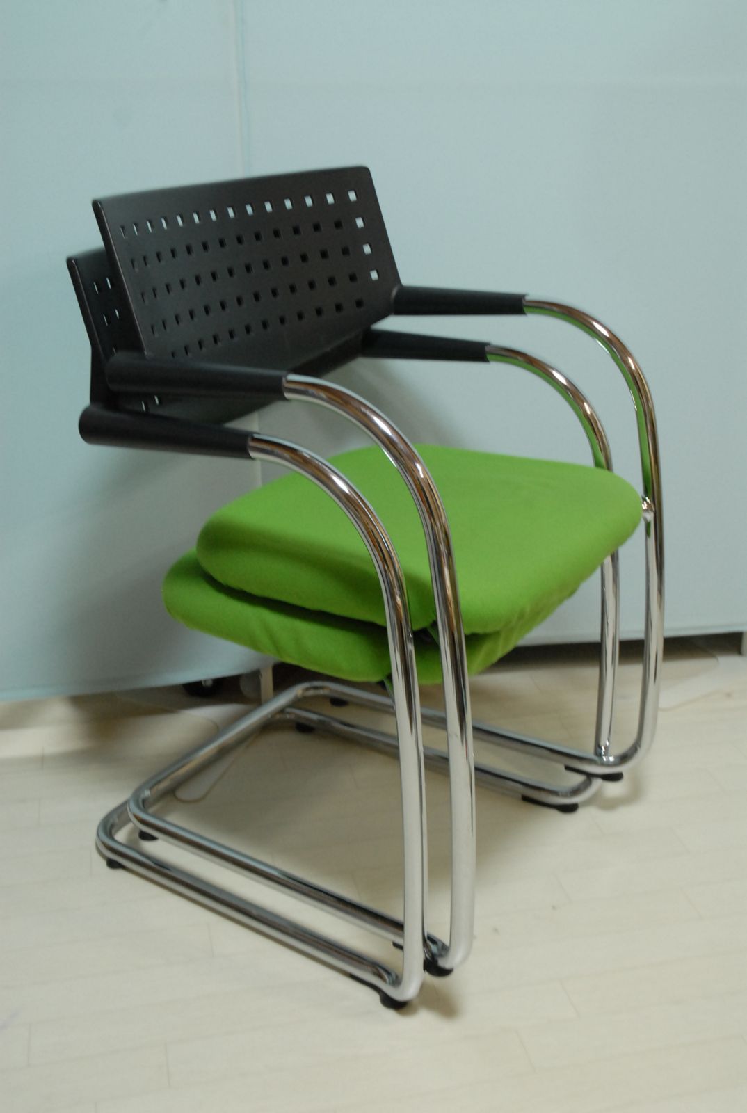 vitra カンティレバーチェア スタッキングチェア 2脚セット アントニオ・チッテリオ ビザソフト 2脚セットカンティレバーチェア 片持ち式〔23570186〕 — 【公式