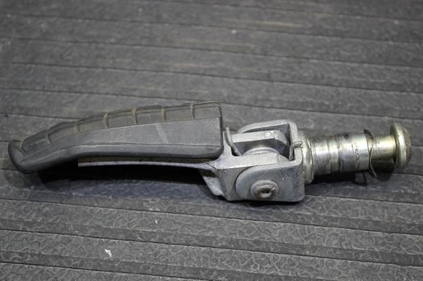 ヤマハFZR250R3LNステップ左Y77-49