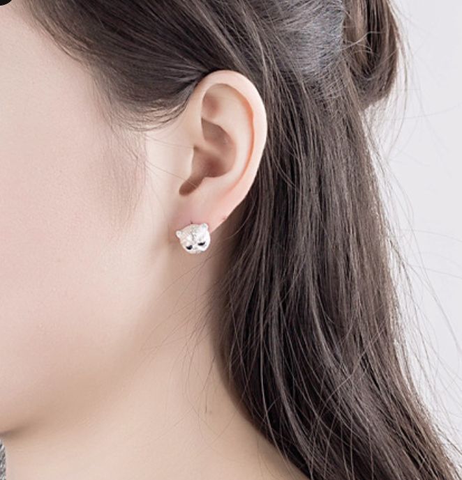 可愛い♡玉乗り傘猫ピアス 新品 黒猫傘ピアス - メルカリ