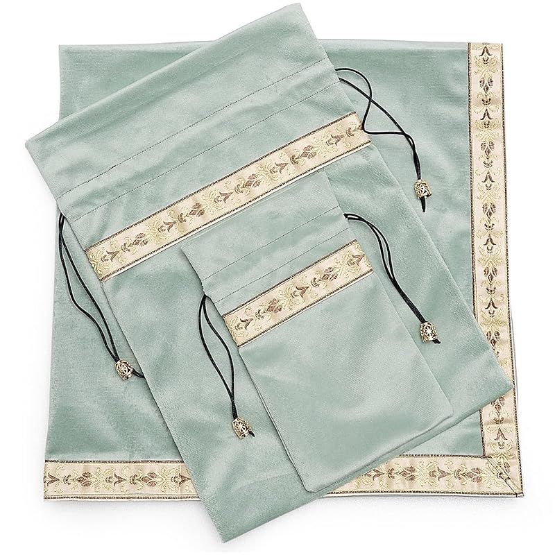 Kuai タロットクロス パステルカラー 68×68cm 3点セット ベルベット ポーチ付 タロット カード 占い 鑑定 厚手 (ライトモスグリーン+ゴールドリボン， 3点セット ポーチ大、小付)