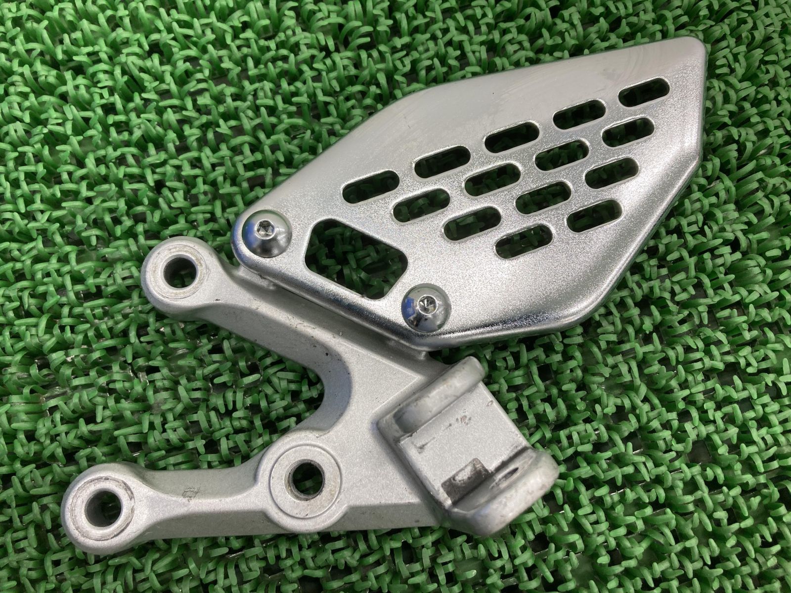 YZF-R25 ステップホルダー 左 1WD ヤマハ 純正 中古 バイク 部品 RG10J ヒールガード 曲がり無し 品薄 希少 車検 Genuine