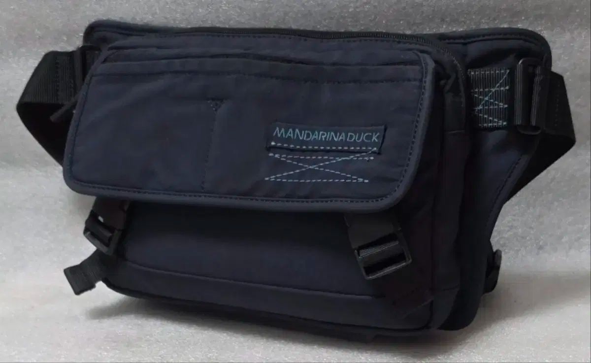 マンダリナダック MANDARINA DUCK IS NUOVO スリング クロスバッグ