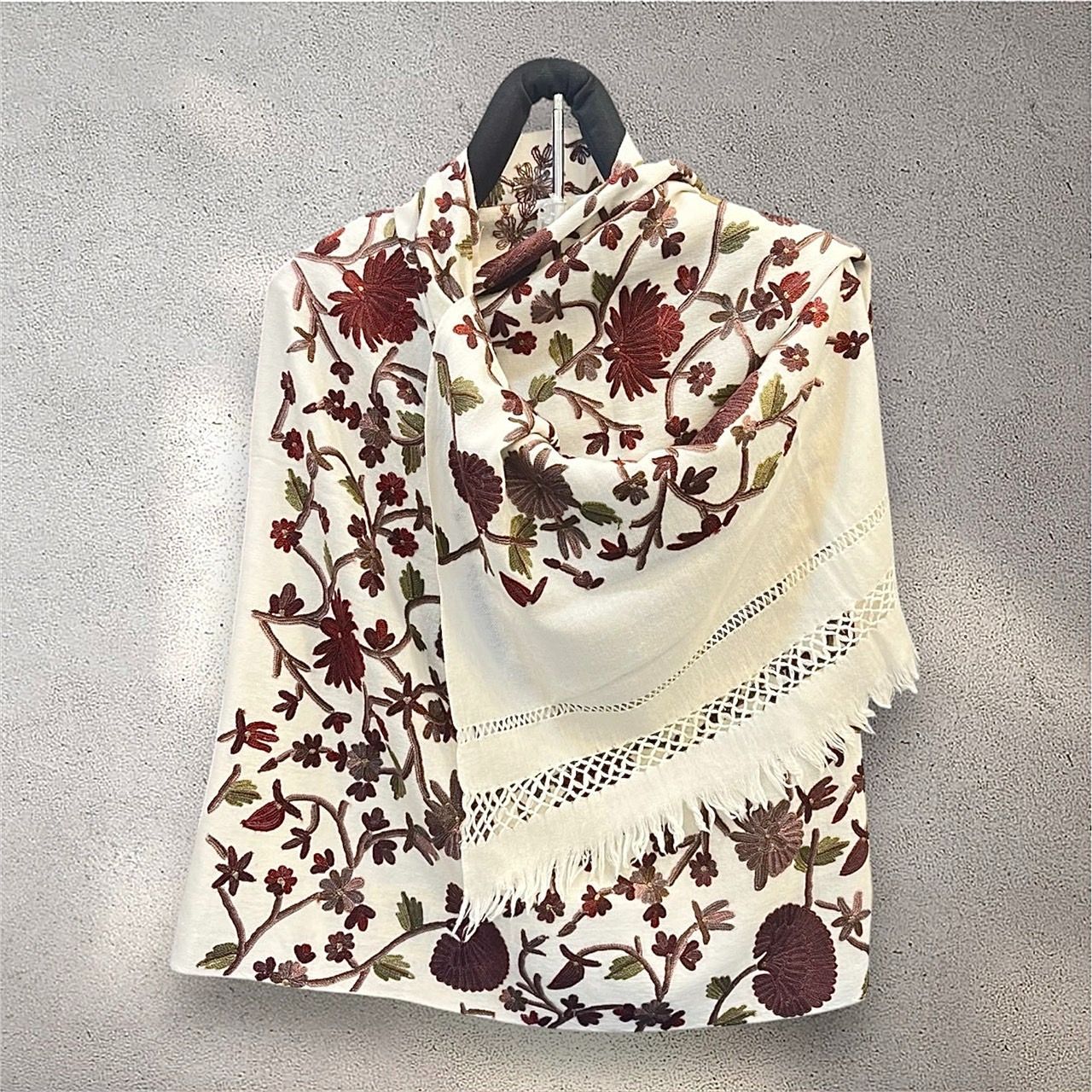 ショール スカーフ シルク刺繍 メルノウール カシミールショール ダリア 大判サイズ タペストリー使用可 薄手デザイン 春夏秋向け 手作り ハンドメイド ホワイト 白 ナチュラル 上品 花柄 刺繍ストール