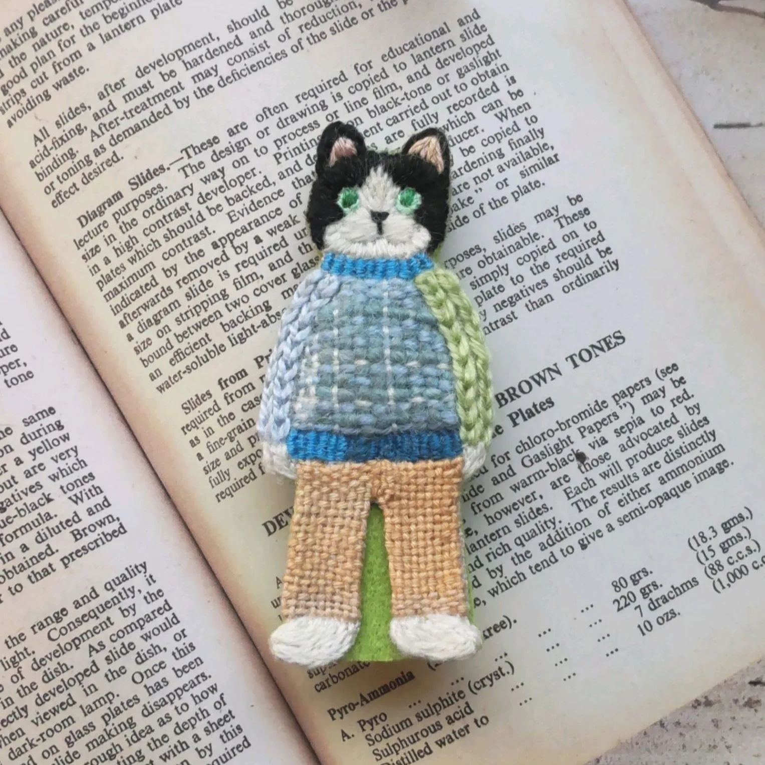 はっち様) 刺繍ブローチ 水色のセーターを着たネコ - メルカリ
