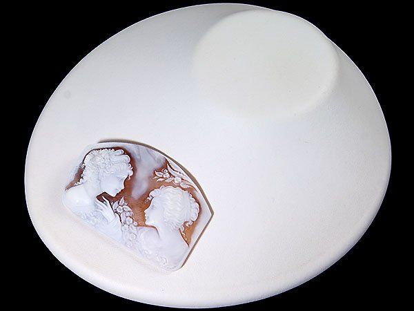 ジュエリー極】作家品 作家サイン有り 素敵な2人の女性と花の彫刻 高級