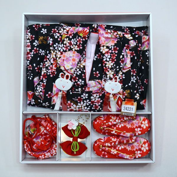 七五三　3歳女の子　着物・被布セット　白とピンク　うさぎ飾り　カラフル被布　新品 七五三 3歳女の子 着物・被布セット 白とピンク うさぎ飾り カラフル