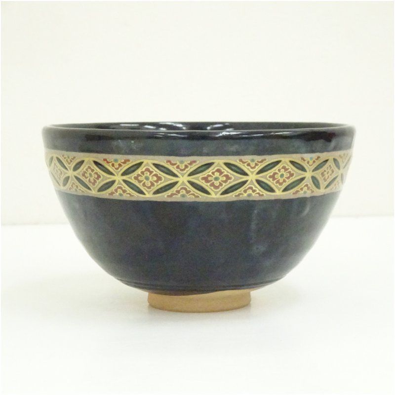 究極の古美術◆蔵から中国骨董と思われる華の紋様が可愛い抹茶茶碗が出て来ました。 究極の古美術◇蔵から中国骨董と思われる華の紋様が