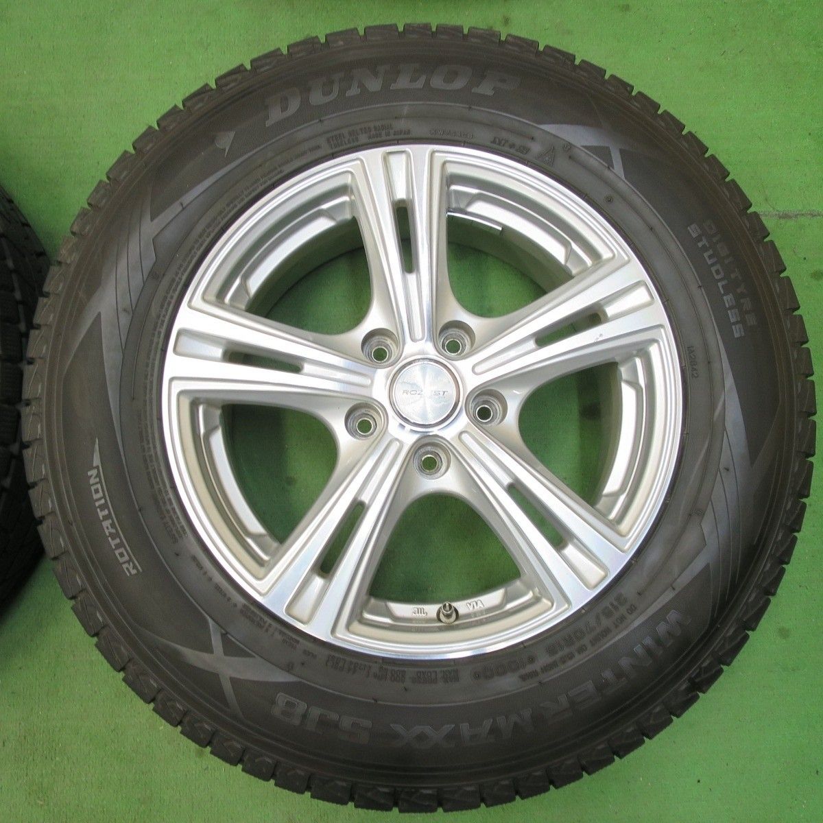 バリ溝！9.5分☆スタッドレス 215/70R16 ダンロップ ウインター