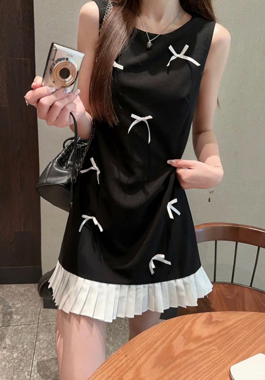 配色リボン付き小黒ワンピ ノースリーブで細見えシルエット