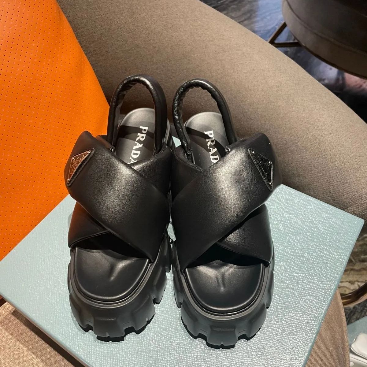 期間限定サマーセール！！PRADA ブラック スエード サンダル 厚底 PRADA ブラック サンダル 厚底 期間限定サマーセール！！PRADA