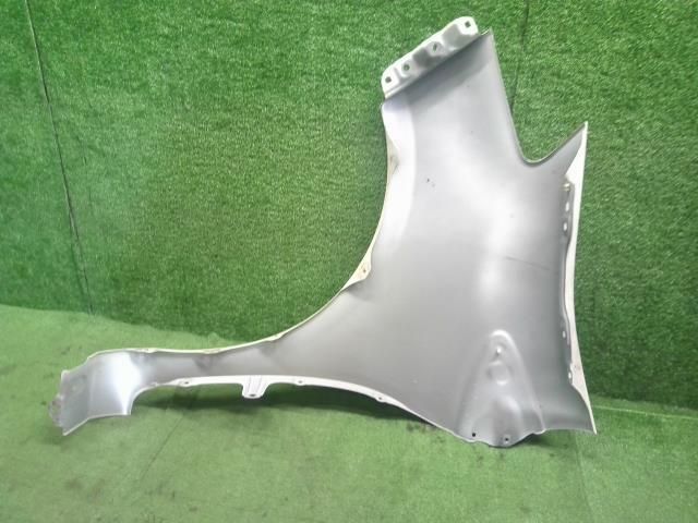 個人宅不可 離島不可 ヴィッツ DBA-NSP135 右フロントフェンダー 運転席側 53811-52390 自社品番250493 色 070