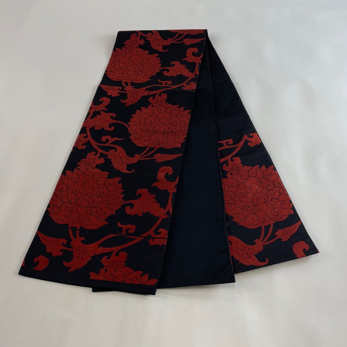 バイセル 着物 名品 袋帯 黒 花唐草 幾何学 金糸 銀糸 六通 バロック欧華文 正絹 ☆☆☆☆ 袋帯 秀品 幾何学 草花 金糸 黒 お太鼓柄 正絹 中古 袋帯 名品 草花 花