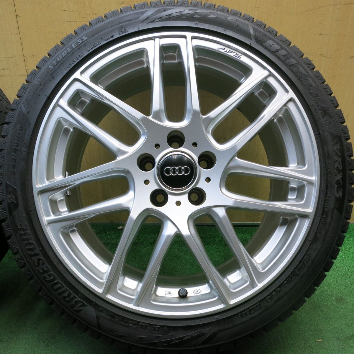 バリ溝 24年 キレイ 9.5分 アウディ 等 EURO AFG 245 40R18 スタッドレス ブリヂストン ブリザック VRX3 ユーロ 18インチ PCD112 5H 5092003HAス
