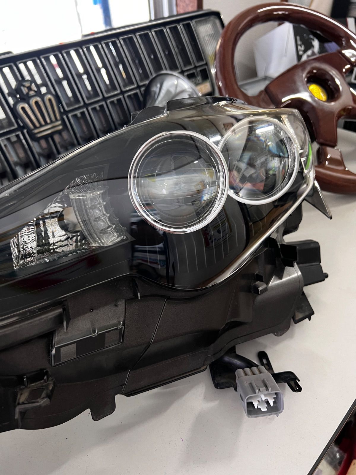 レクサスIS300純正 左ヘッドライトユニット - メルカリ