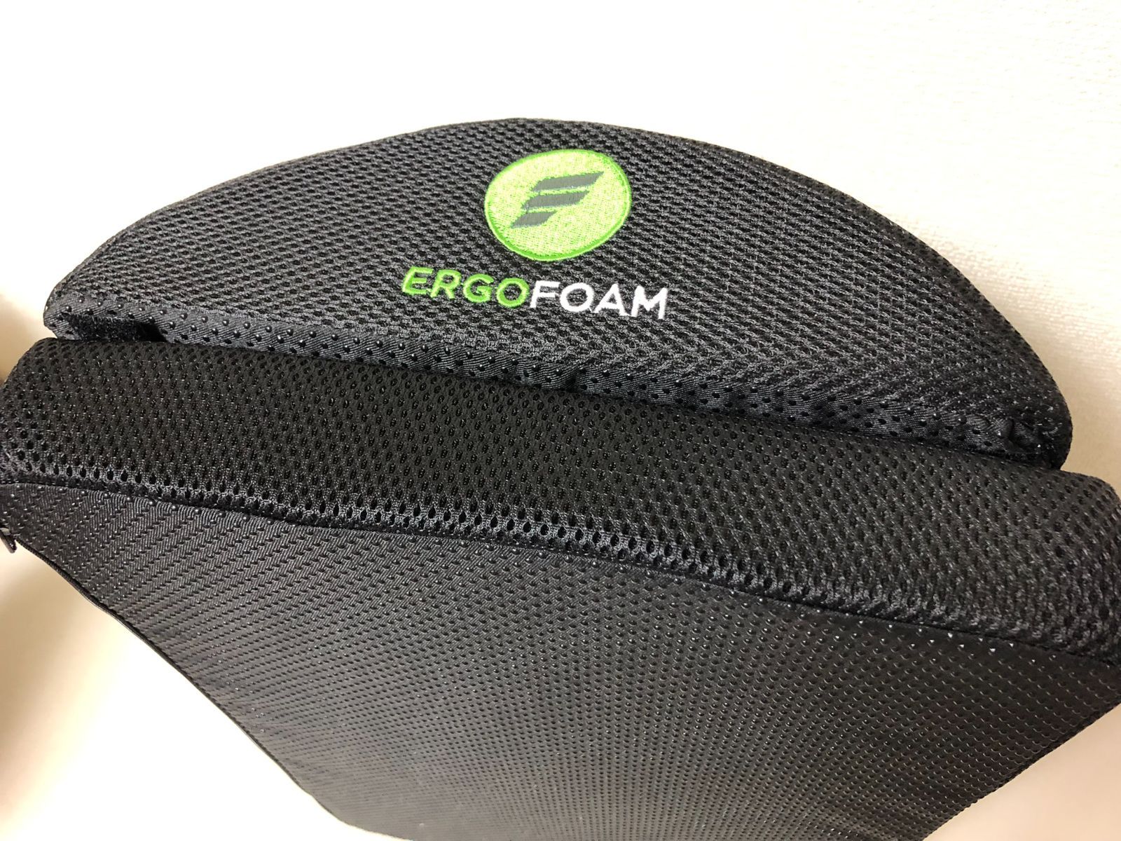 ErgoFoam フットレスト デスク用 足置き台 メッシュ - メルカリ
