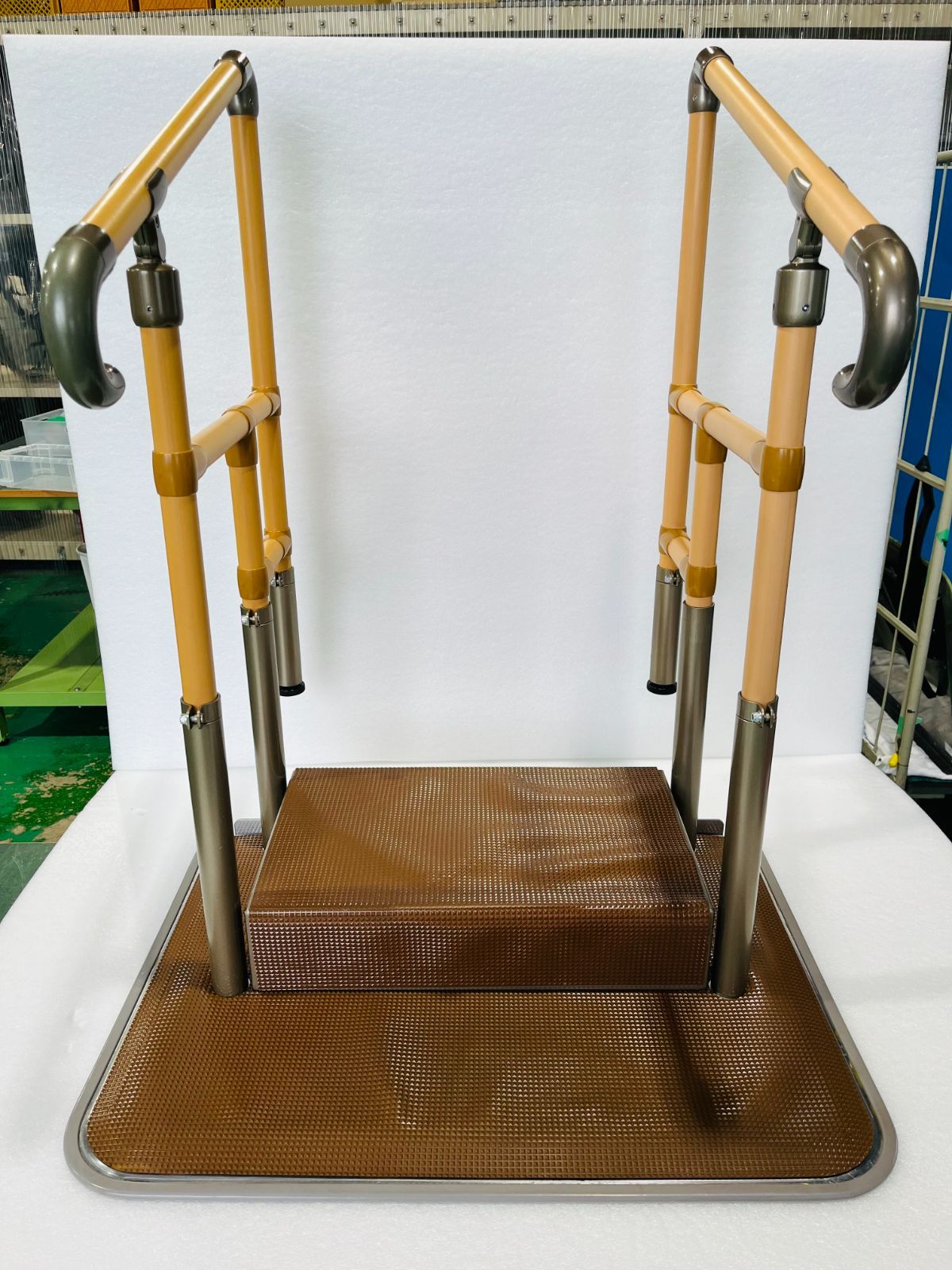CKE-01 あがりかまち用たちあっぷ両手すり 上がりかまち 上り框 玄関段差解消 上がりかまち手すり 置き型手すり 関手すり 蓄光ライン 矢崎化工